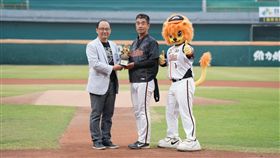 ▲統一獅總經理蘇泰安（左）為一色優獻花。（圖／統一獅球團提供）