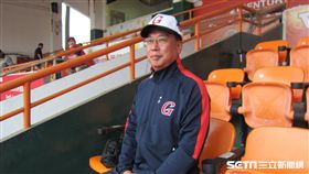 ▲樂天巨人團長李允遠在台南球場受訪。（圖／記者蕭保祥攝影）