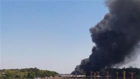 印度航空展停車場大火 逾300輛車燒毀（圖／翻攝自Ayushee推特）