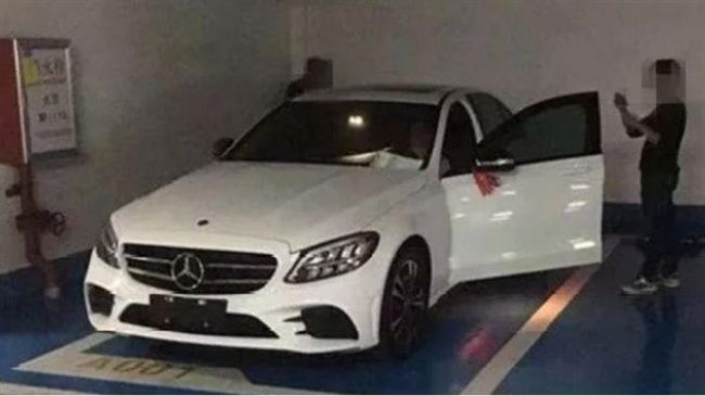 交車喜迎賓士！她才開10分鐘悲劇了