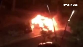 駕駛下車抽菸　一點火…車卻燒成火球