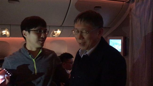 遊客喊選總統！柯文哲靦腆應「好啦」