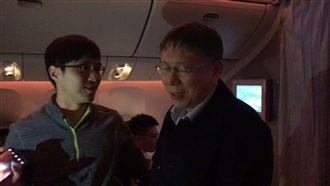 遊客喊選總統！柯文哲靦腆應「好啦」