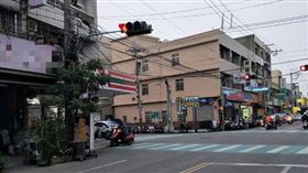 土水師傅鞋髒不敢進超商！「龍井小7妹妹」超暖舉動　客：差點落下男兒淚（圖／爆怨公社）