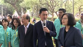 蔡總統體驗一日新竹市民（2）總統蔡英文（前右）21日到新竹市體驗「一日市民」，由市長林智堅（前右2）陪同漫步護城河畔並進行導覽，蔡總統也大讚新竹市政建設成果。前左3為民進黨籍立委柯建銘。（新竹市政府提供）中央社記者管瑞平傳真　108年2月21日