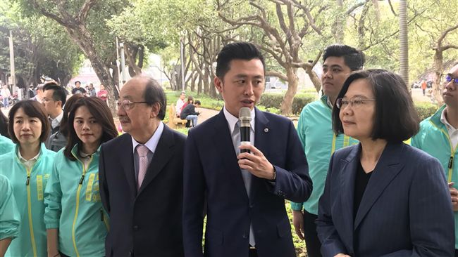 小英訪新竹　林智堅這動作被誇好貼心