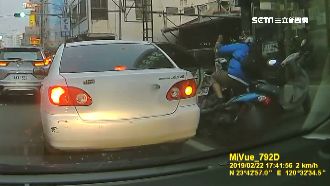 轎車靠右臨停開車門　騎士超車遭擊落