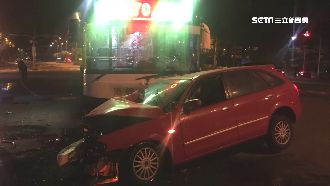 轎車搶快違左轉　公車煞不住撞擊2傷