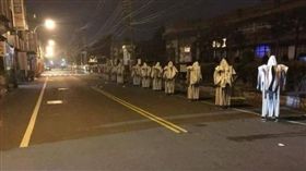 屏東小鎮馬路驚現「湘西趕屍」！掀開白布…真相萬人嚇尿(圖/臉書「世界超級宇宙級笑話天堂」)