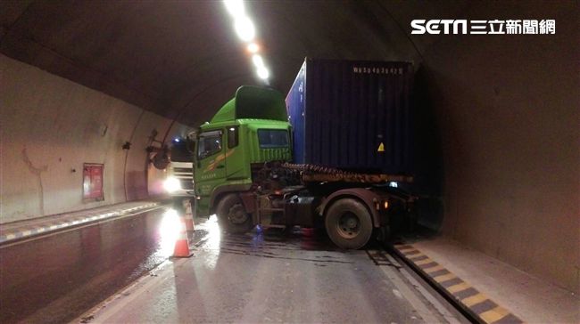 曳引車隧道失控打滑　轎車險成夾心餅