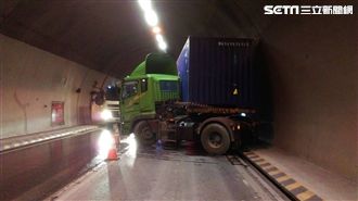 曳引車隧道失控打滑　轎車險成夾心餅