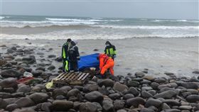 新北中角沙珠灣驚現男浮屍（圖／翻攝畫面）