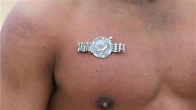 海龍蛙牌釘胸膛　國軍「水鬼」添新員