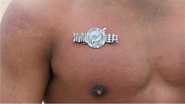 水鬼認證！榮譽蛙牌直接「釘入胸膛」