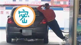 加油站人員表演「睡夢羅漢拳」。（圖／翻攝自爆廢公社）