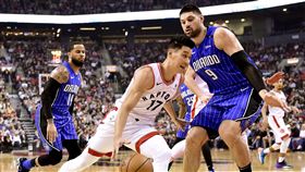 ▲林書豪試圖突破魔術Nikola Vucevic的防守。（圖／美聯社／達志影像）