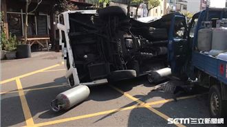 載瓦斯貨車撞復康巴士　慘翻覆多人傷