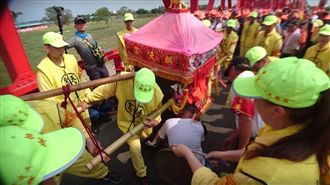 父抱早產兒跪地！白沙媽突感應猛搖晃