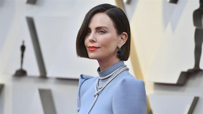 莎莉賽隆裸背上陣！「真實髮色」曝光