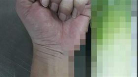 一名網友日前訂了5公斤的蔥，沒想到竟收到「巨無霸大蔥」！從照片中可看到，蔥的長度與半截手一樣，粗度則與手腕差不多，「好長又好粗」。（圖／翻攝自爆怨公社）