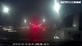 廂型車雨天二度逼車　竟惡意衝撞逃逸