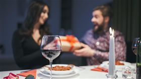 燭光晚餐,談戀愛,戀愛,戀人,愛情,情人節（圖／freepik）https://www.freepik.com/free-photo/couple-dinner-exchanging-with-presents_1538193.htm