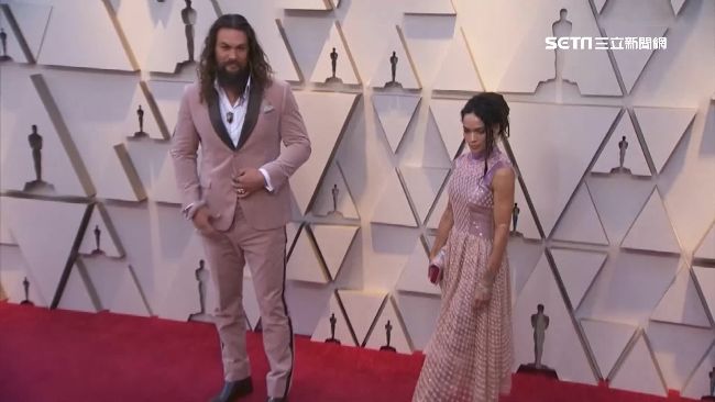 反差萌！水行俠穿粉色西裝現身奧斯卡