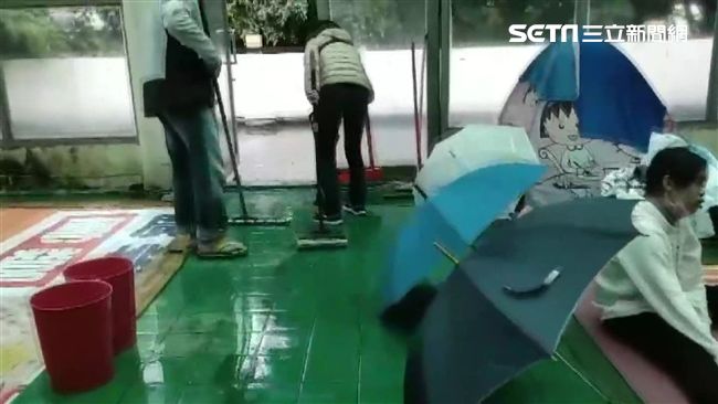 室內泳賽裡外都下雨　家長怒PO網