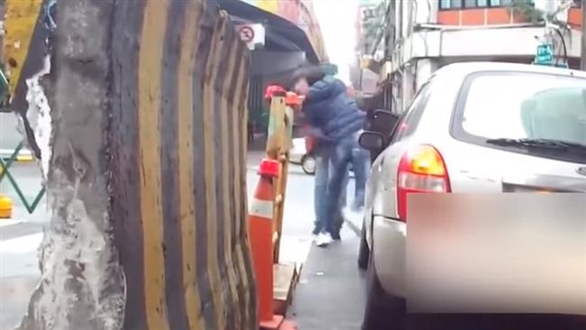 載妹子不能輸！男子當街攔車反被打爆