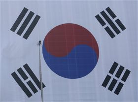 據經濟合作暨發展組織今（25）日發布的資料顯示，南韓女性中每10名就有4名屬於低收入勞動者，雖然低收入勞動女性的比重逐年下滑，但始終在經合組織成員國中排名第一。（圖／達志影像／美聯社）