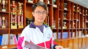 桃園滿級分學生盼成無國界醫生大學學測成績25日公布，桃園市一名拿下5科75級滿分的學生楊宇荃（圖），日前與母親返回福建省偏鄉探親時突然上吐下瀉，親身體會到城鄉醫療資源的差距，表示未來要擔任無國界醫師。中央社記者吳睿騏桃園攝  108年2月25日