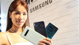 三星S10系列手機（3）適逢Galaxy十週年，三星21日發表新款S10系列手機，主打infinity O全螢幕和全球首款超聲波螢幕指紋辨識的手機，3月8日起陸續開賣。中央社記者張新偉攝　108年2月21日