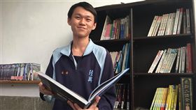 張皓放假國外自助　屏東唯一5科滿級分大學學測屏東縣今年只有私立陸興高中張皓（圖）5科滿級分，他自主學習性強，每個高中寒暑假都安排獨自一人的國外自助旅行。中央社記者郭芷瑄攝　108年2月25日