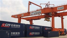 外環境複雜嚴峻 陸官員：表現在4不確定性中央經濟工作會議19日在北京召開並強調，外部環境複雜嚴峻。中國前官員解讀稱，此表現在全球供應鏈整體布局、全球貿易規則、英國脫歐、美聯準會利率政策走勢等4個不確定性。圖為四川成都的中歐班列貨運站。（資料照片）中央社記者林克倫四川攝 107年12月23日