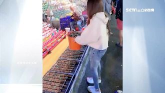 套圈圈撒整桶　辣妹失手糗變「砸場」