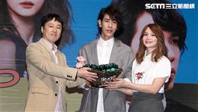 金曲獎最佳演唱組合「慢慢說」樂團發片記者會，主唱利得彙日前因練習「空中環」特技意外摔落，導致肋骨骨折受傷，不得已只好將新歌演唱會順延，希望傷勢快快好起來會歌迷。（記者邱榮吉/攝影）