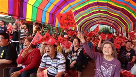 旗山蕉農不滿盤商壟斷　要求政府正視問題　百餘名蕉農25日下午持寫著「抗議」的旗幟及布條，在旗山香蕉集貨場抗議，要求市府和農委會正視盤商壟斷蕉價的問題。中央社記者王淑芬攝　108年2月25日