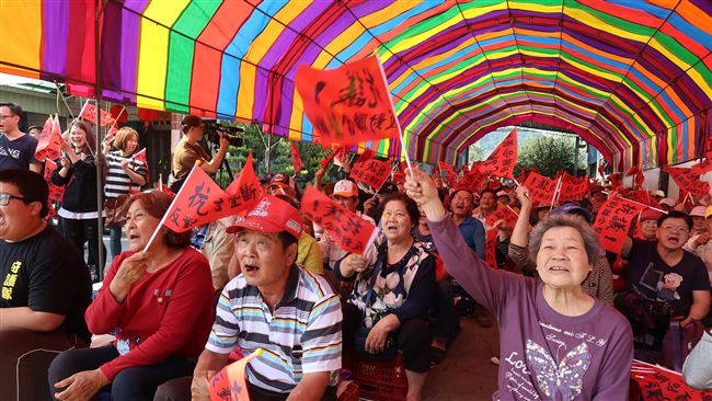香蕉收購低於行情？陳吉仲赴旗山查價