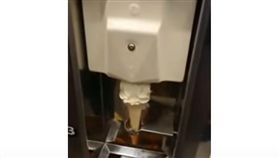 一名網友把自己買投幣式冰淇淋的過程錄影PO在臉書社團「爆料公社」，結果笑翻一票網友。（圖／截取自「爆料公社」）