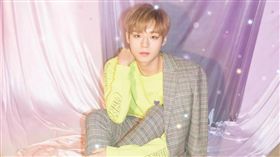 朴志訓預告獻唱「Wanna One」歌曲。（圖／翻攝自JUSTLIVE 粉專） 