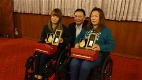 高雄氣爆  傷友羊角姐妹衝刺東京馬拉松（1）4年多前高雄發生石化氣爆，案發時被炸傷並導致下半身癱瘓坐輪椅的林黛甄（右）和陳姿予（左），不畏身體不適與磨難，轉動輪椅拚日本東京馬拉松。（資料照片）中央社記者陳朝福攝　108年2月25日