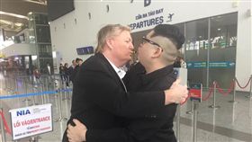 不讓正恩不開心？假川普、金正恩玩親親…慘遭越南驅逐出境（圖／翻攝自Kim Jong 