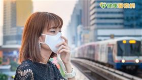 目前醫學主要是針對個別疾病診治，尚無全面防護PM2.5的藥物。蘇祐達提醒，若環保署有發布相關空氣品質惡化之通報，外出需戴口罩，一般棉布口罩無法防止PM2.5的吸入，外科用口罩有70-80%過濾效果。