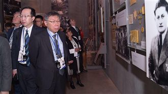 訪大屠殺館！柯驚：德國把殺人當企業