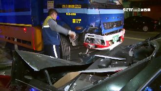 貨車一個恍神　5汽機車、電箱全遭殃