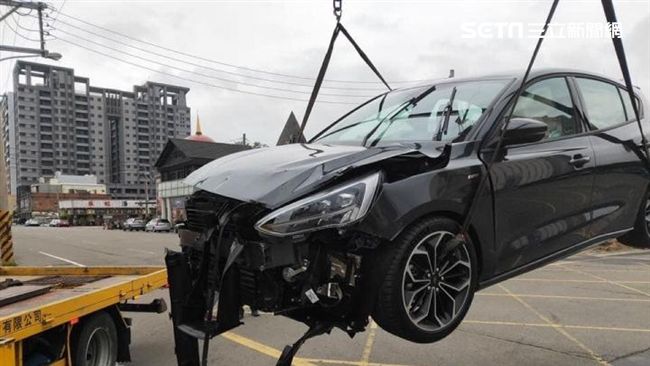 賀成交了嗎？姊弟試駕新車竟「撞爛」