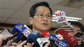 當兵浪費時間  嚴德發：請柯文哲多了解國軍國防部長嚴德發（前）25日在立法院受訪時表示，國軍現況已進步到將國防與教育、產業結合，並推動募兵制，希望台北市長柯文哲多了解國防施政的進步情形。中央社記者張新偉攝  108年2月25日