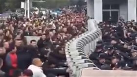 質疑開採頁岩氣引發地震  民眾包圍四川榮縣政府中國四川省自貢市榮縣兩天內接連發生3次規模4以上地震，數千民眾質疑是開採頁岩氣引發，25日包圍縣政府並與警方推擠。（取自推特）中央社  108年2月26日