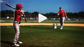 ▲獨臂少年塺里西（左）敲全壘打。（圖／翻攝自Onearmgolfer
IG）
