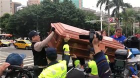 白狼張安樂抬棺抗議